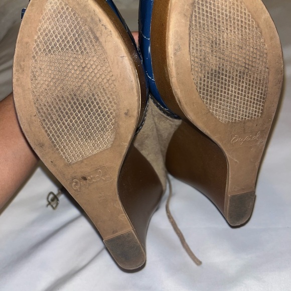 Elegant Blue and Tan Peep-Toe Heels with Textured Finish - Picture 2 of 2